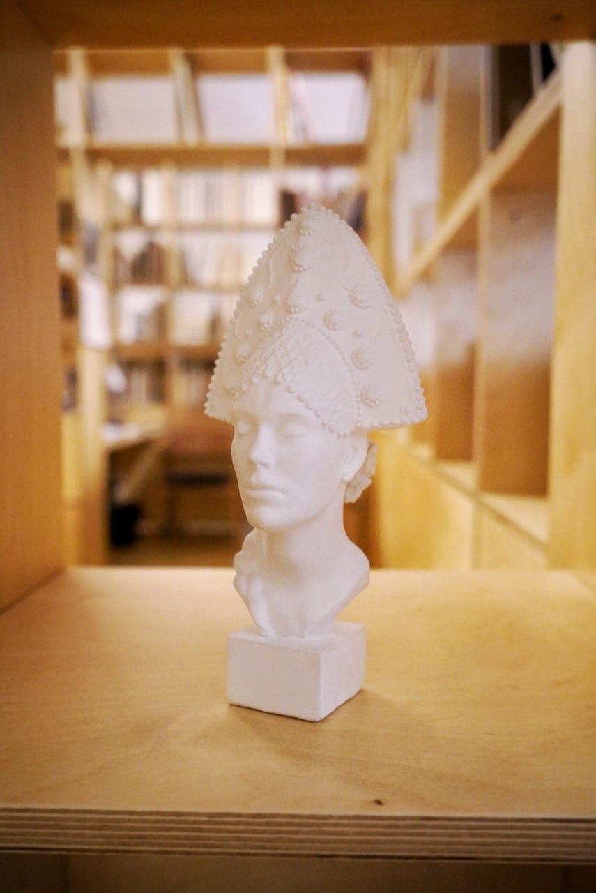 Приятно увидеть региональные мотивы на вещах прикладного характера: частичка родной земли всегда с тобой. Дизайнеры продолжают вдохновляться наследием Владимиро-Суздальского края и выпускать актуальные для современной жизни коллекции с местным колоритом. «Ключ-Медиа» собрал интересные художественные концепции, напоминающие о нашем культурном прошлом.