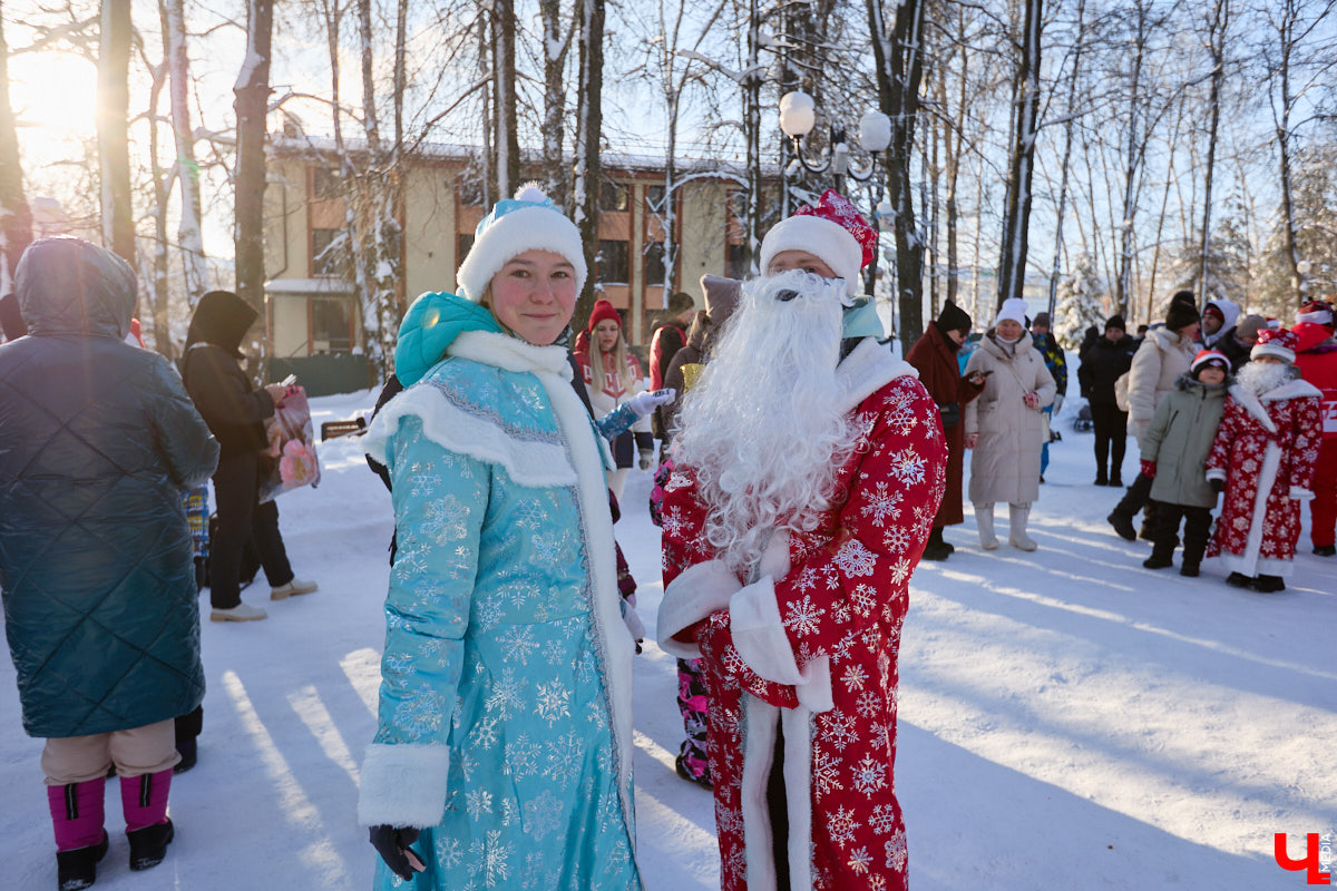 Во Владимире прошел традиционный забег Дедов Морозов и Снегурочек, а также других персонажей из мира фэнтези. Не испугал участников карнавала даже крепкий мороз. Желающие продемонстрировать свою скорость и оригинальные костюмы собрались в Центральном парке. Все лучшие образы — в нашем фоторепортаже!