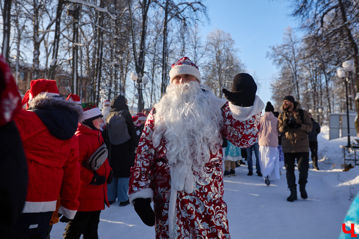 Во Владимире прошел традиционный забег Дедов Морозов и Снегурочек, а также других персонажей из мира фэнтези. Не испугал участников карнавала даже крепкий мороз. Желающие продемонстрировать свою скорость и оригинальные костюмы собрались в Центральном парке. Все лучшие образы — в нашем фоторепортаже!