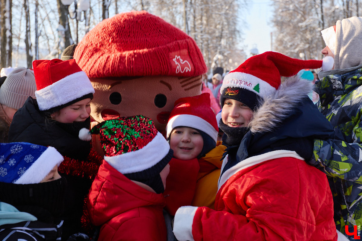 Во Владимире прошел традиционный забег Дедов Морозов и Снегурочек, а также других персонажей из мира фэнтези. Не испугал участников карнавала даже крепкий мороз. Желающие продемонстрировать свою скорость и оригинальные костюмы собрались в Центральном парке. Все лучшие образы — в нашем фоторепортаже!