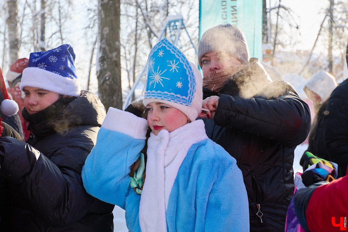 Во Владимире прошел традиционный забег Дедов Морозов и Снегурочек, а также других персонажей из мира фэнтези. Не испугал участников карнавала даже крепкий мороз. Желающие продемонстрировать свою скорость и оригинальные костюмы собрались в Центральном парке. Все лучшие образы — в нашем фоторепортаже!
