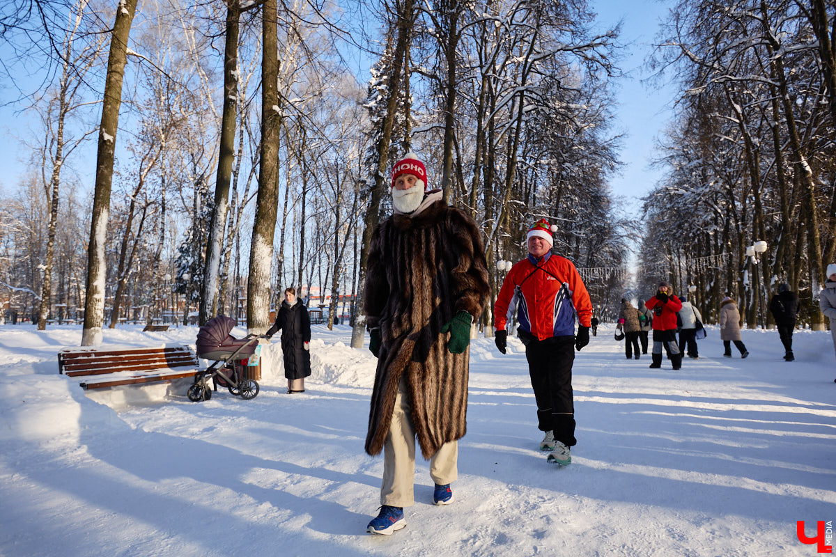 Во Владимире прошел традиционный забег Дедов Морозов и Снегурочек, а также других персонажей из мира фэнтези. Не испугал участников карнавала даже крепкий мороз. Желающие продемонстрировать свою скорость и оригинальные костюмы собрались в Центральном парке. Все лучшие образы — в нашем фоторепортаже!