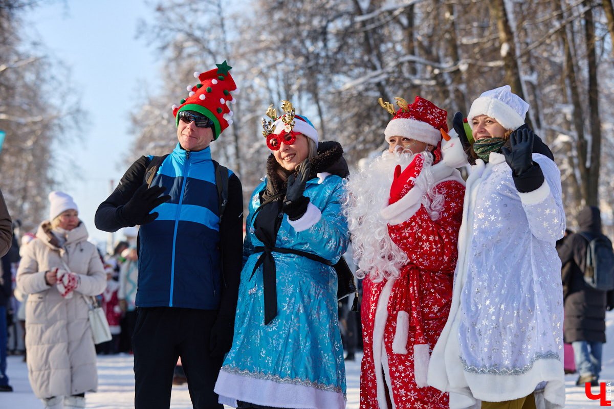 Во Владимире прошел традиционный забег Дедов Морозов и Снегурочек, а также других персонажей из мира фэнтези. Не испугал участников карнавала даже крепкий мороз. Желающие продемонстрировать свою скорость и оригинальные костюмы собрались в Центральном парке. Все лучшие образы — в нашем фоторепортаже!