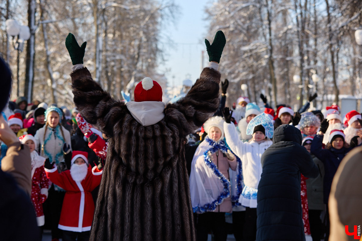 Во Владимире прошел традиционный забег Дедов Морозов и Снегурочек, а также других персонажей из мира фэнтези. Не испугал участников карнавала даже крепкий мороз. Желающие продемонстрировать свою скорость и оригинальные костюмы собрались в Центральном парке. Все лучшие образы — в нашем фоторепортаже!