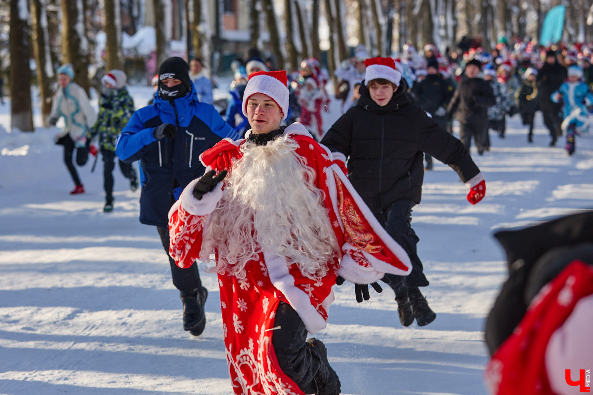 Во Владимире прошел традиционный забег Дедов Морозов и Снегурочек, а также других персонажей из мира фэнтези. Не испугал участников карнавала даже крепкий мороз. Желающие продемонстрировать свою скорость и оригинальные костюмы собрались в Центральном парке. Все лучшие образы — в нашем фоторепортаже!