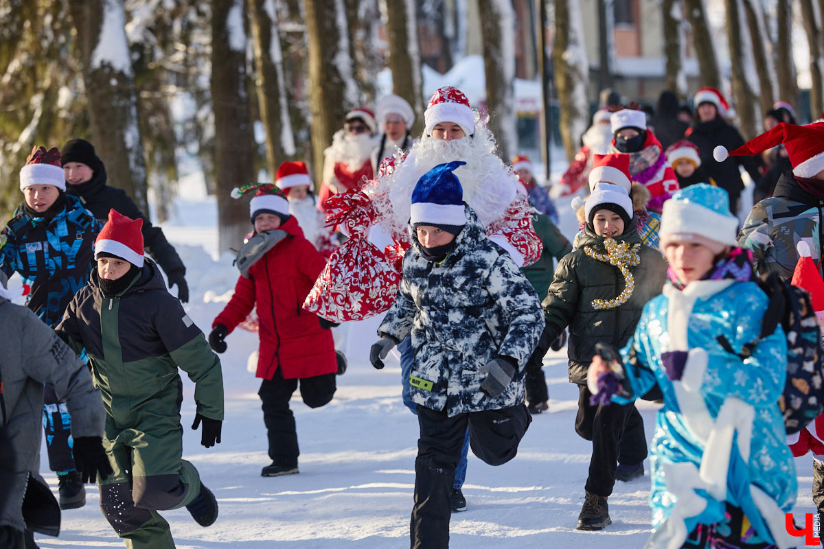 Во Владимире прошел традиционный забег Дедов Морозов и Снегурочек, а также других персонажей из мира фэнтези. Не испугал участников карнавала даже крепкий мороз. Желающие продемонстрировать свою скорость и оригинальные костюмы собрались в Центральном парке. Все лучшие образы — в нашем фоторепортаже!