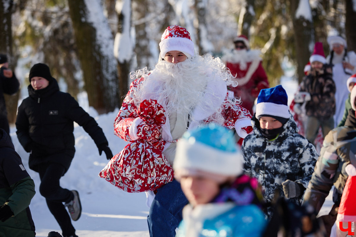 Во Владимире прошел традиционный забег Дедов Морозов и Снегурочек, а также других персонажей из мира фэнтези. Не испугал участников карнавала даже крепкий мороз. Желающие продемонстрировать свою скорость и оригинальные костюмы собрались в Центральном парке. Все лучшие образы — в нашем фоторепортаже!