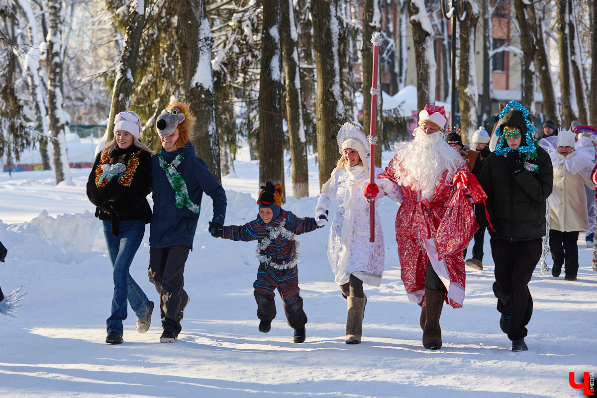 Во Владимире прошел традиционный забег Дедов Морозов и Снегурочек, а также других персонажей из мира фэнтези. Не испугал участников карнавала даже крепкий мороз. Желающие продемонстрировать свою скорость и оригинальные костюмы собрались в Центральном парке. Все лучшие образы — в нашем фоторепортаже!