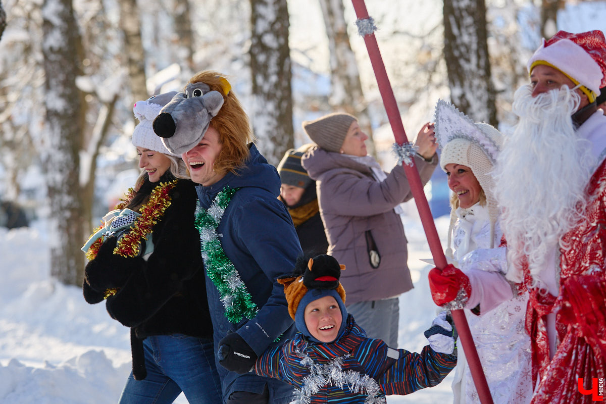 Во Владимире прошел традиционный забег Дедов Морозов и Снегурочек, а также других персонажей из мира фэнтези. Не испугал участников карнавала даже крепкий мороз. Желающие продемонстрировать свою скорость и оригинальные костюмы собрались в Центральном парке. Все лучшие образы — в нашем фоторепортаже!