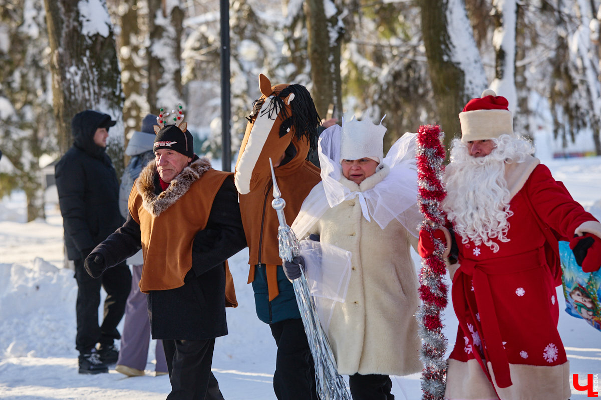 Во Владимире прошел традиционный забег Дедов Морозов и Снегурочек, а также других персонажей из мира фэнтези. Не испугал участников карнавала даже крепкий мороз. Желающие продемонстрировать свою скорость и оригинальные костюмы собрались в Центральном парке. Все лучшие образы — в нашем фоторепортаже!