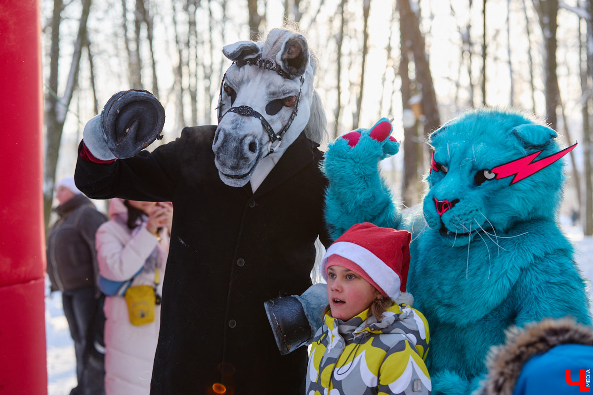 Во Владимире прошел традиционный забег Дедов Морозов и Снегурочек, а также других персонажей из мира фэнтези. Не испугал участников карнавала даже крепкий мороз. Желающие продемонстрировать свою скорость и оригинальные костюмы собрались в Центральном парке. Все лучшие образы — в нашем фоторепортаже!