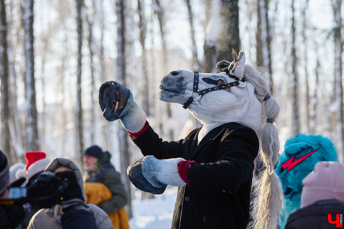 Во Владимире прошел традиционный забег Дедов Морозов и Снегурочек, а также других персонажей из мира фэнтези. Не испугал участников карнавала даже крепкий мороз. Желающие продемонстрировать свою скорость и оригинальные костюмы собрались в Центральном парке. Все лучшие образы — в нашем фоторепортаже!
