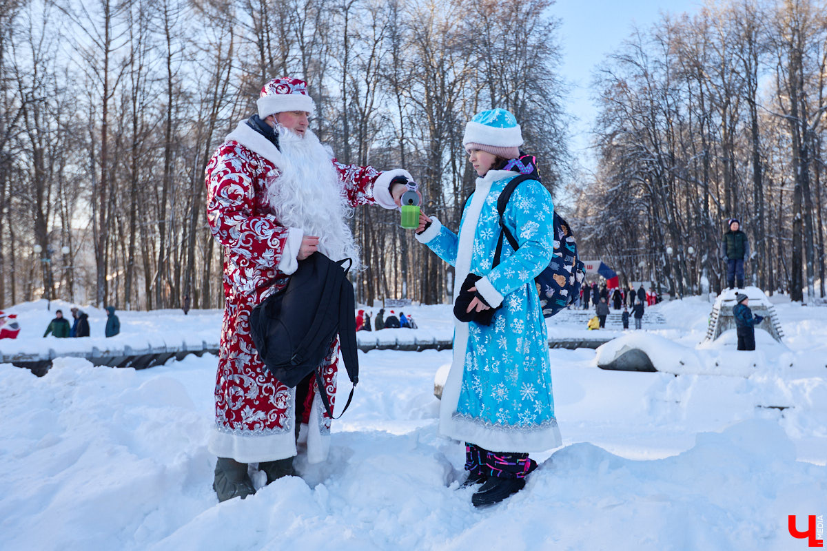 Во Владимире прошел традиционный забег Дедов Морозов и Снегурочек, а также других персонажей из мира фэнтези. Не испугал участников карнавала даже крепкий мороз. Желающие продемонстрировать свою скорость и оригинальные костюмы собрались в Центральном парке. Все лучшие образы — в нашем фоторепортаже!