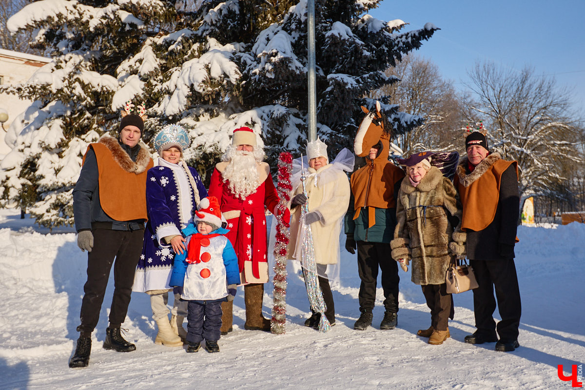 Во Владимире прошел традиционный забег Дедов Морозов и Снегурочек, а также других персонажей из мира фэнтези. Не испугал участников карнавала даже крепкий мороз. Желающие продемонстрировать свою скорость и оригинальные костюмы собрались в Центральном парке. Все лучшие образы — в нашем фоторепортаже!