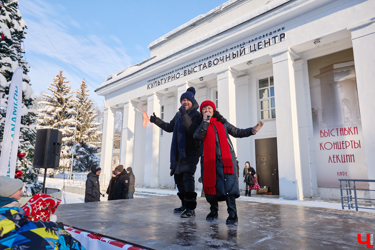 Во Владимире прошел традиционный забег Дедов Морозов и Снегурочек, а также других персонажей из мира фэнтези. Не испугал участников карнавала даже крепкий мороз. Желающие продемонстрировать свою скорость и оригинальные костюмы собрались в Центральном парке. Все лучшие образы — в нашем фоторепортаже!