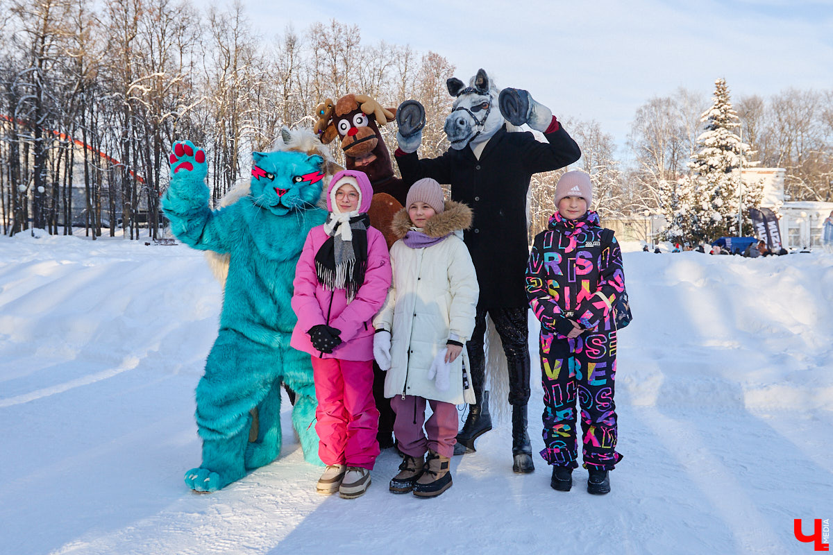Во Владимире прошел традиционный забег Дедов Морозов и Снегурочек, а также других персонажей из мира фэнтези. Не испугал участников карнавала даже крепкий мороз. Желающие продемонстрировать свою скорость и оригинальные костюмы собрались в Центральном парке. Все лучшие образы — в нашем фоторепортаже!