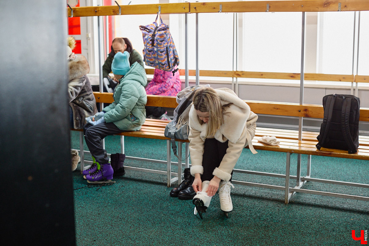 Хотите получить заряд энергии и   хорошего настроения   — отправляйтесь на   каток! Благо в   городе их   немало. Определить лучший   — задачка со   звездочкой, а   вот проверить главные из   них: в   Центральном парке, на   Пушкинском бульваре и   стадионе «Лыбедь»   — нам вполне под силу. Поехали!