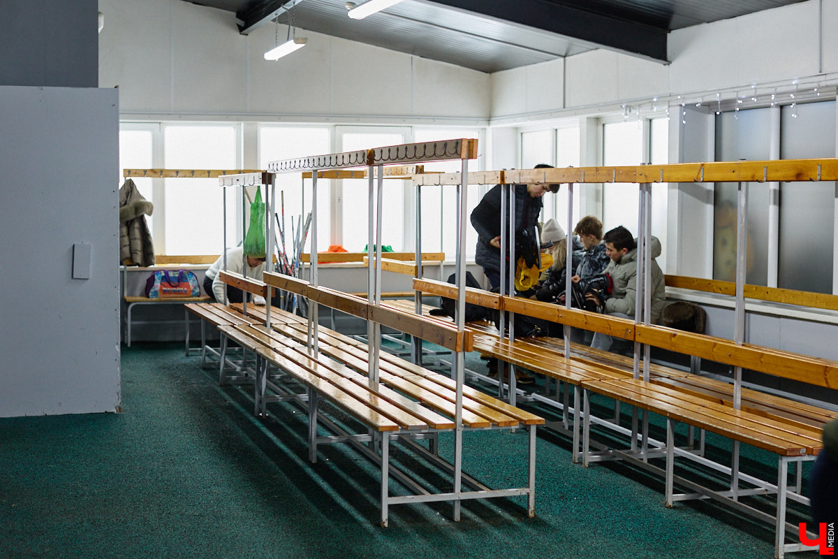 Хотите получить заряд энергии и   хорошего настроения   — отправляйтесь на   каток! Благо в   городе их   немало. Определить лучший   — задачка со   звездочкой, а   вот проверить главные из   них: в   Центральном парке, на   Пушкинском бульваре и   стадионе «Лыбедь»   — нам вполне под силу. Поехали!