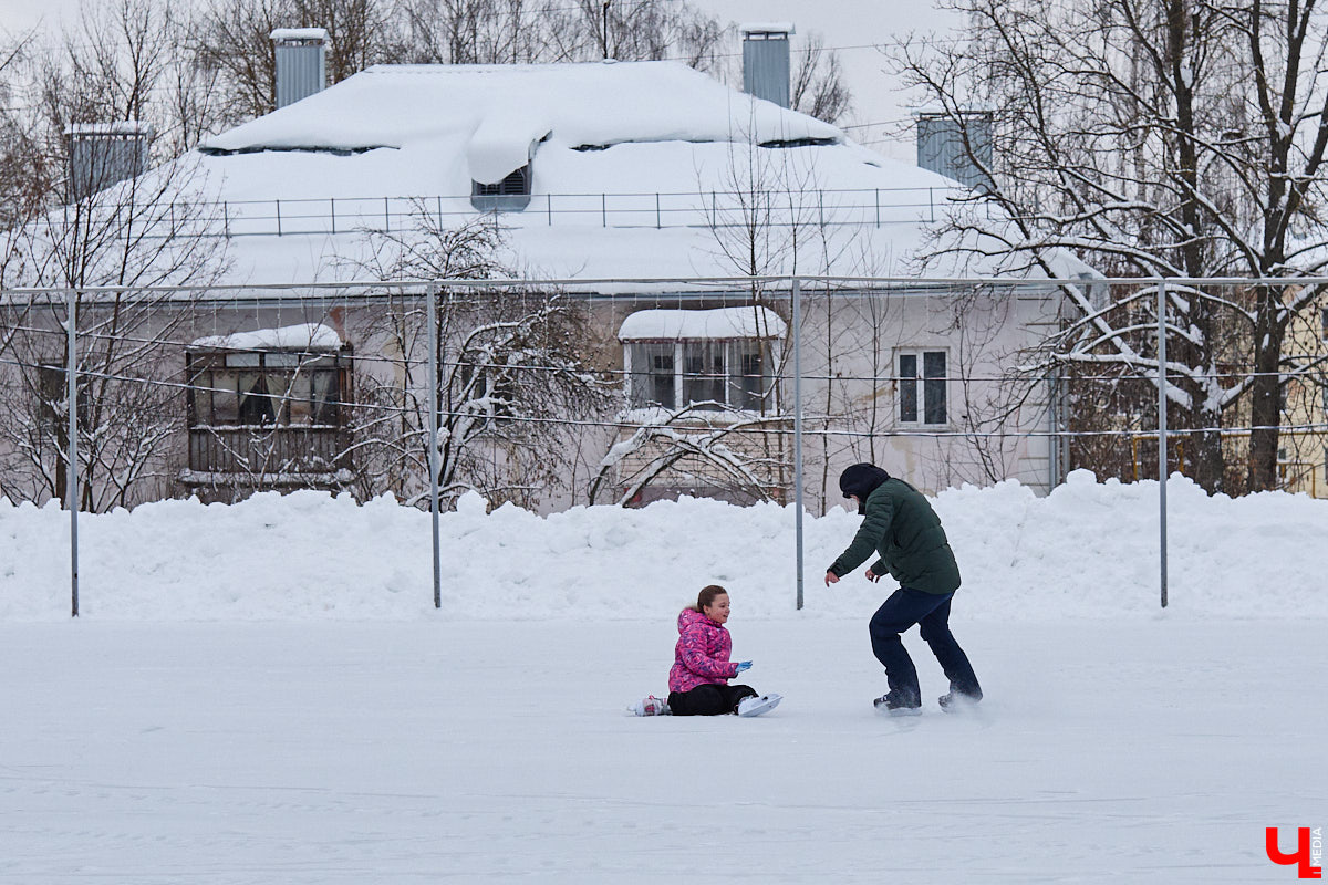 Хотите получить заряд энергии и   хорошего настроения   — отправляйтесь на   каток! Благо в   городе их   немало. Определить лучший   — задачка со   звездочкой, а   вот проверить главные из   них: в   Центральном парке, на   Пушкинском бульваре и   стадионе «Лыбедь»   — нам вполне под силу. Поехали!
