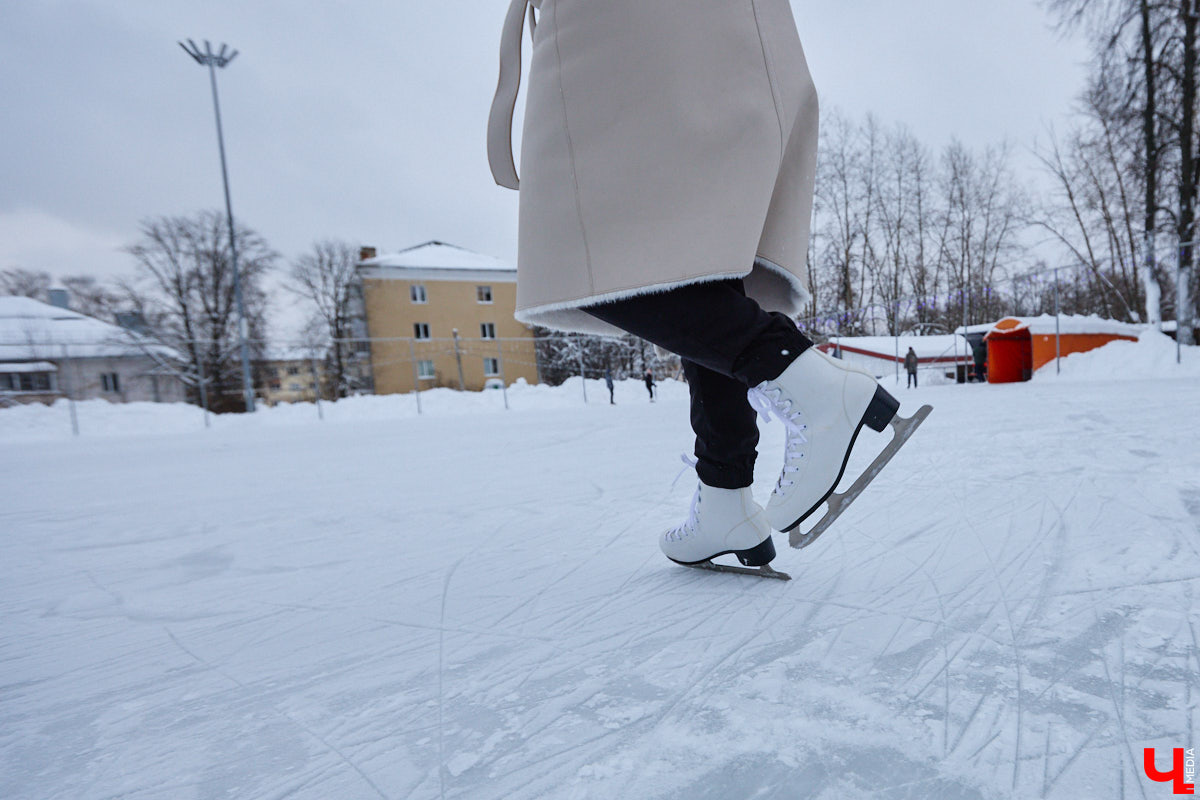 Хотите получить заряд энергии и   хорошего настроения   — отправляйтесь на   каток! Благо в   городе их   немало. Определить лучший   — задачка со   звездочкой, а   вот проверить главные из   них: в   Центральном парке, на   Пушкинском бульваре и   стадионе «Лыбедь»   — нам вполне под силу. Поехали!