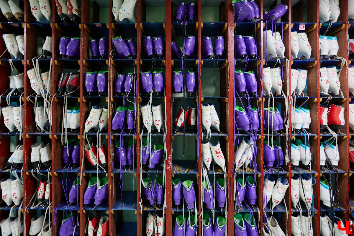 Хотите получить заряд энергии и   хорошего настроения   — отправляйтесь на   каток! Благо в   городе их   немало. Определить лучший   — задачка со   звездочкой, а   вот проверить главные из   них: в   Центральном парке, на   Пушкинском бульваре и   стадионе «Лыбедь»   — нам вполне под силу. Поехали!