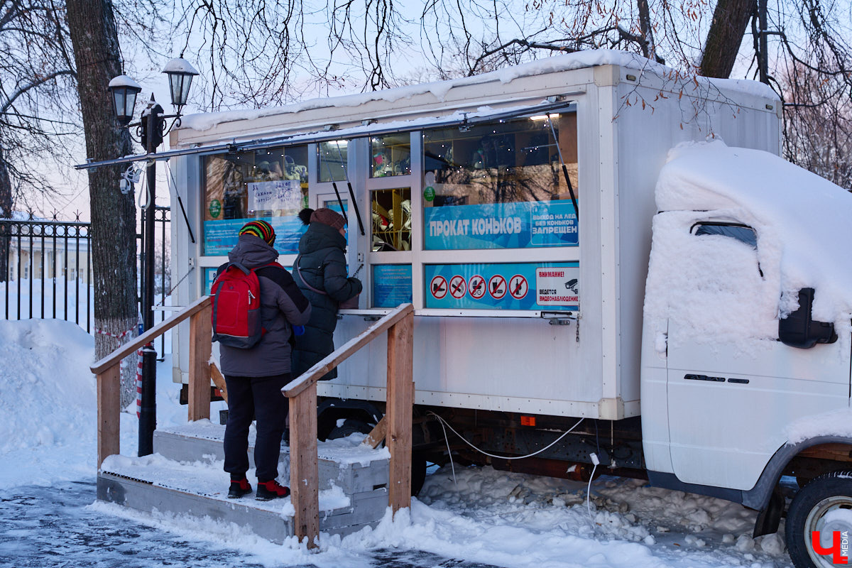 Хотите получить заряд энергии и   хорошего настроения   — отправляйтесь на   каток! Благо в   городе их   немало. Определить лучший   — задачка со   звездочкой, а   вот проверить главные из   них: в   Центральном парке, на   Пушкинском бульваре и   стадионе «Лыбедь»   — нам вполне под силу. Поехали!