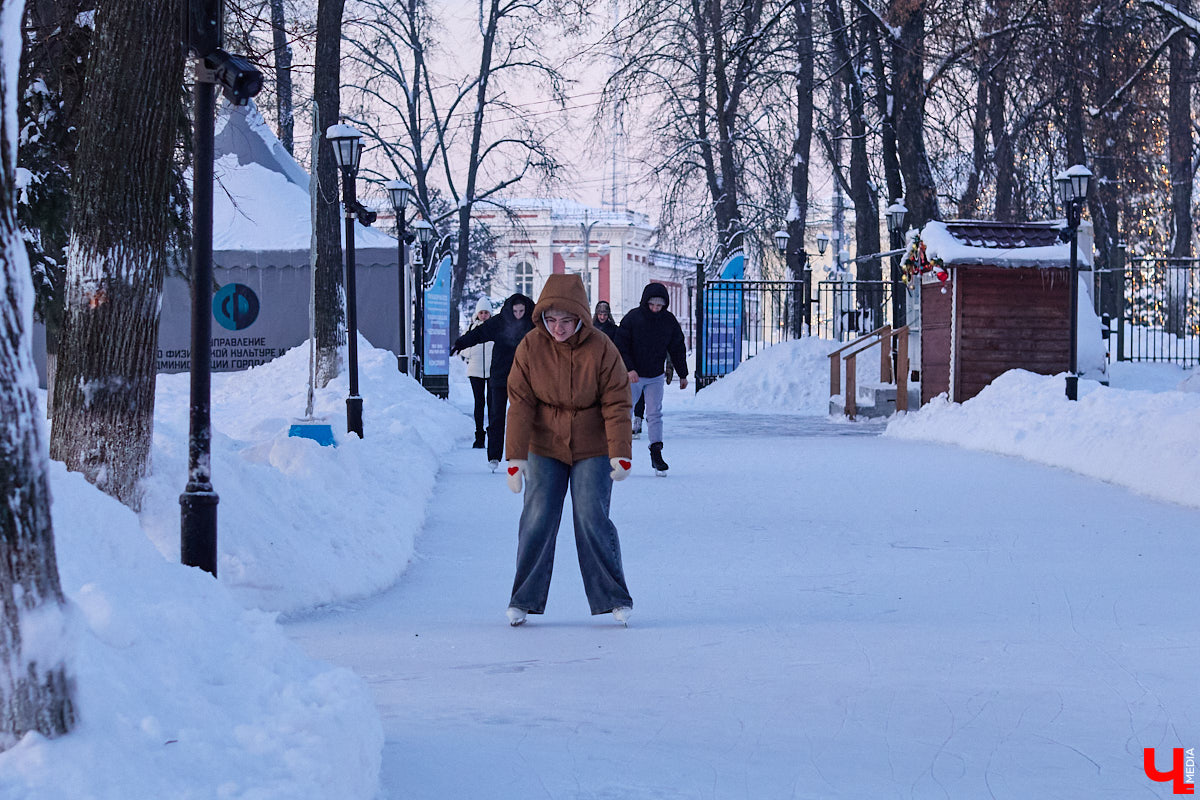 Хотите получить заряд энергии и   хорошего настроения   — отправляйтесь на   каток! Благо в   городе их   немало. Определить лучший   — задачка со   звездочкой, а   вот проверить главные из   них: в   Центральном парке, на   Пушкинском бульваре и   стадионе «Лыбедь»   — нам вполне под силу. Поехали!