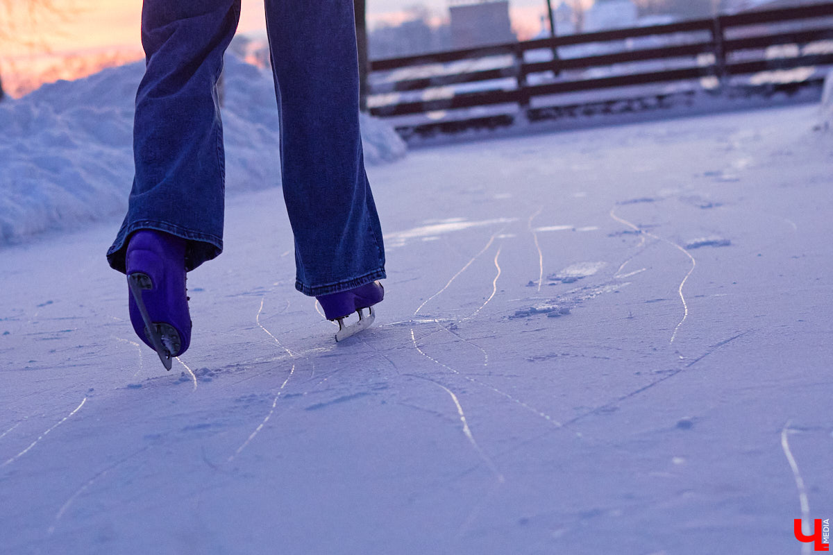 Хотите получить заряд энергии и   хорошего настроения   — отправляйтесь на   каток! Благо в   городе их   немало. Определить лучший   — задачка со   звездочкой, а   вот проверить главные из   них: в   Центральном парке, на   Пушкинском бульваре и   стадионе «Лыбедь»   — нам вполне под силу. Поехали!