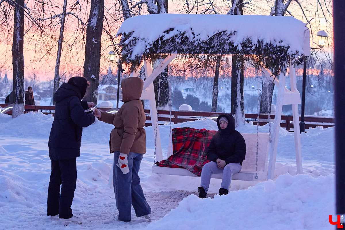 Хотите получить заряд энергии и   хорошего настроения   — отправляйтесь на   каток! Благо в   городе их   немало. Определить лучший   — задачка со   звездочкой, а   вот проверить главные из   них: в   Центральном парке, на   Пушкинском бульваре и   стадионе «Лыбедь»   — нам вполне под силу. Поехали!