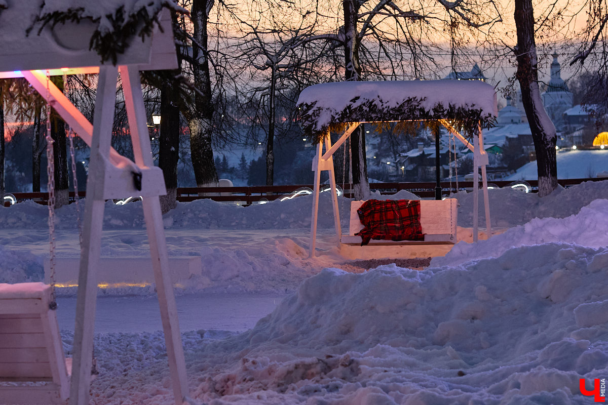 Хотите получить заряд энергии и   хорошего настроения   — отправляйтесь на   каток! Благо в   городе их   немало. Определить лучший   — задачка со   звездочкой, а   вот проверить главные из   них: в   Центральном парке, на   Пушкинском бульваре и   стадионе «Лыбедь»   — нам вполне под силу. Поехали!