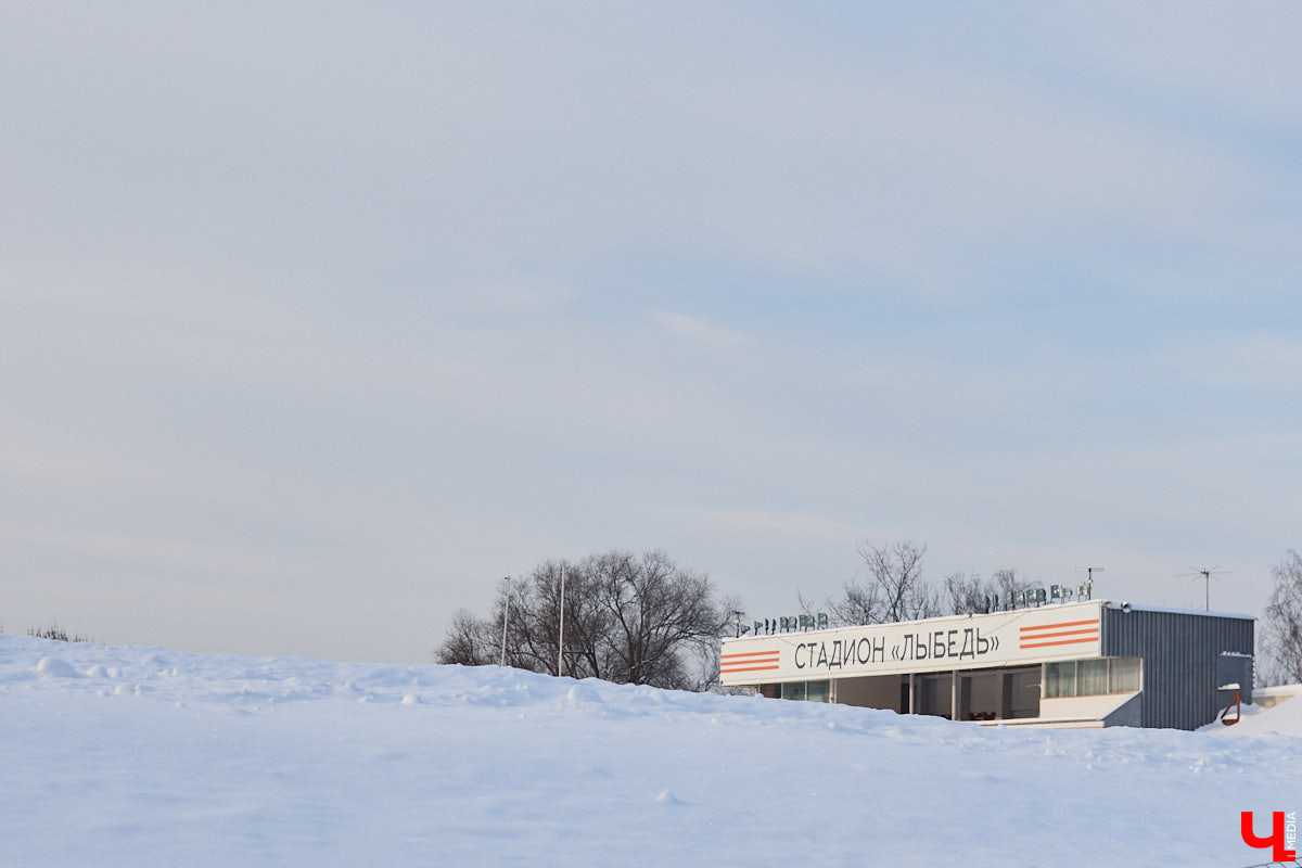 Хотите получить заряд энергии и   хорошего настроения   — отправляйтесь на   каток! Благо в   городе их   немало. Определить лучший   — задачка со   звездочкой, а   вот проверить главные из   них: в   Центральном парке, на   Пушкинском бульваре и   стадионе «Лыбедь»   — нам вполне под силу. Поехали!