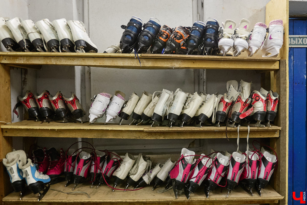 Хотите получить заряд энергии и   хорошего настроения   — отправляйтесь на   каток! Благо в   городе их   немало. Определить лучший   — задачка со   звездочкой, а   вот проверить главные из   них: в   Центральном парке, на   Пушкинском бульваре и   стадионе «Лыбедь»   — нам вполне под силу. Поехали!