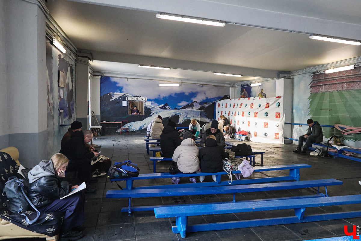 Хотите получить заряд энергии и   хорошего настроения   — отправляйтесь на   каток! Благо в   городе их   немало. Определить лучший   — задачка со   звездочкой, а   вот проверить главные из   них: в   Центральном парке, на   Пушкинском бульваре и   стадионе «Лыбедь»   — нам вполне под силу. Поехали!