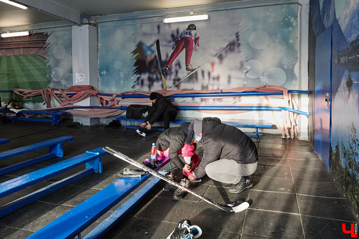 Хотите получить заряд энергии и   хорошего настроения   — отправляйтесь на   каток! Благо в   городе их   немало. Определить лучший   — задачка со   звездочкой, а   вот проверить главные из   них: в   Центральном парке, на   Пушкинском бульваре и   стадионе «Лыбедь»   — нам вполне под силу. Поехали!