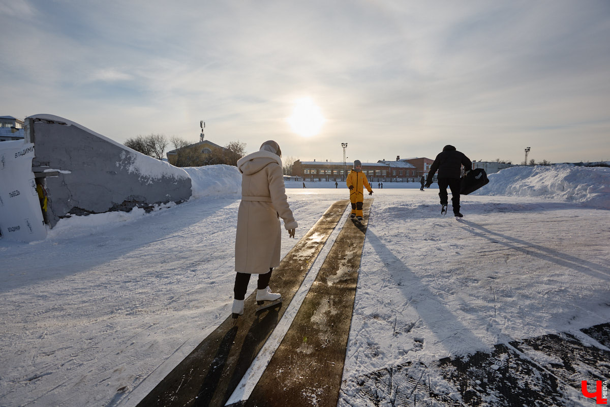 Хотите получить заряд энергии и   хорошего настроения   — отправляйтесь на   каток! Благо в   городе их   немало. Определить лучший   — задачка со   звездочкой, а   вот проверить главные из   них: в   Центральном парке, на   Пушкинском бульваре и   стадионе «Лыбедь»   — нам вполне под силу. Поехали!