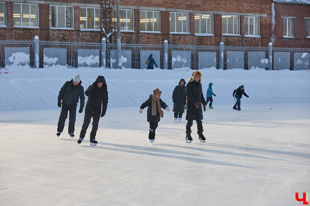 Хотите получить заряд энергии и   хорошего настроения   — отправляйтесь на   каток! Благо в   городе их   немало. Определить лучший   — задачка со   звездочкой, а   вот проверить главные из   них: в   Центральном парке, на   Пушкинском бульваре и   стадионе «Лыбедь»   — нам вполне под силу. Поехали!