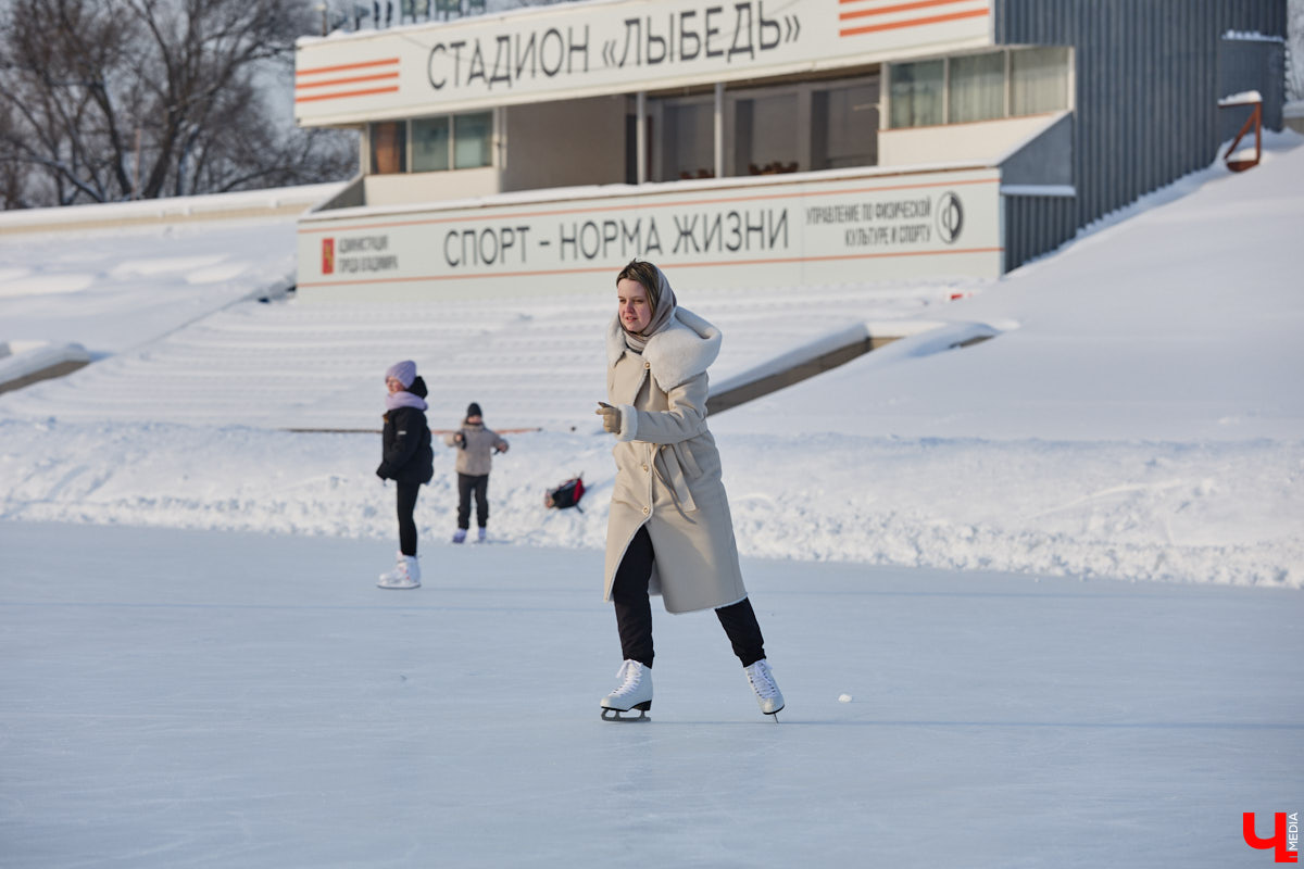 Хотите получить заряд энергии и   хорошего настроения   — отправляйтесь на   каток! Благо в   городе их   немало. Определить лучший   — задачка со   звездочкой, а   вот проверить главные из   них: в   Центральном парке, на   Пушкинском бульваре и   стадионе «Лыбедь»   — нам вполне под силу. Поехали!