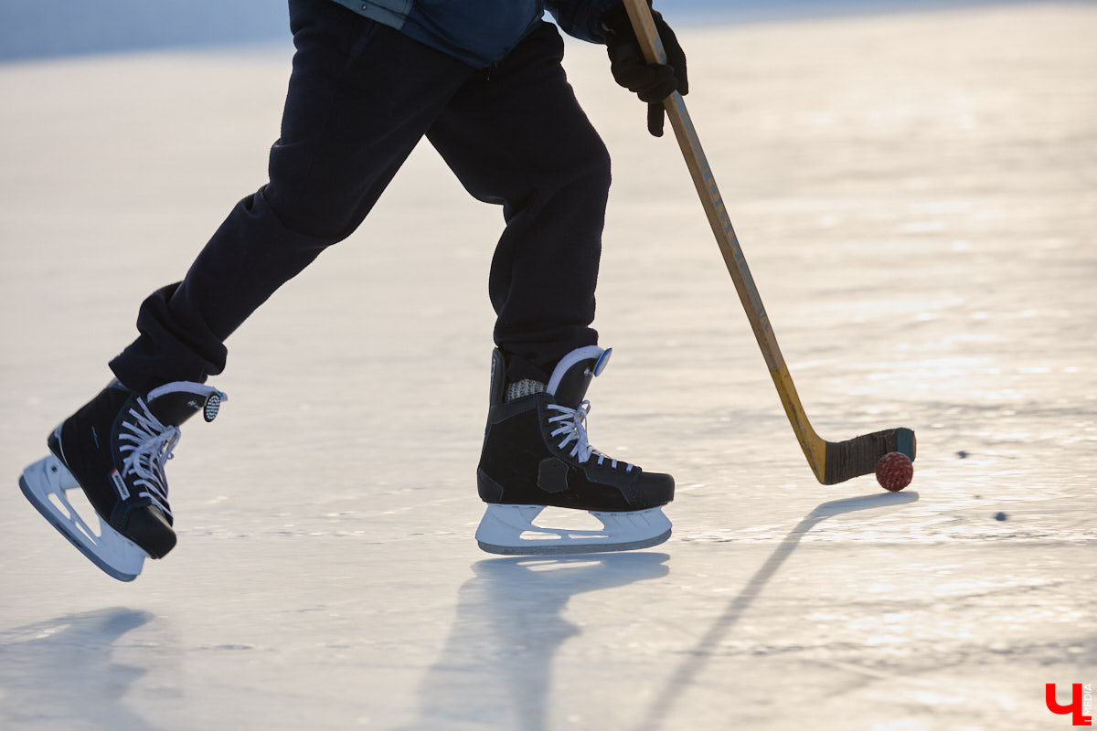 Хотите получить заряд энергии и   хорошего настроения   — отправляйтесь на   каток! Благо в   городе их   немало. Определить лучший   — задачка со   звездочкой, а   вот проверить главные из   них: в   Центральном парке, на   Пушкинском бульваре и   стадионе «Лыбедь»   — нам вполне под силу. Поехали!