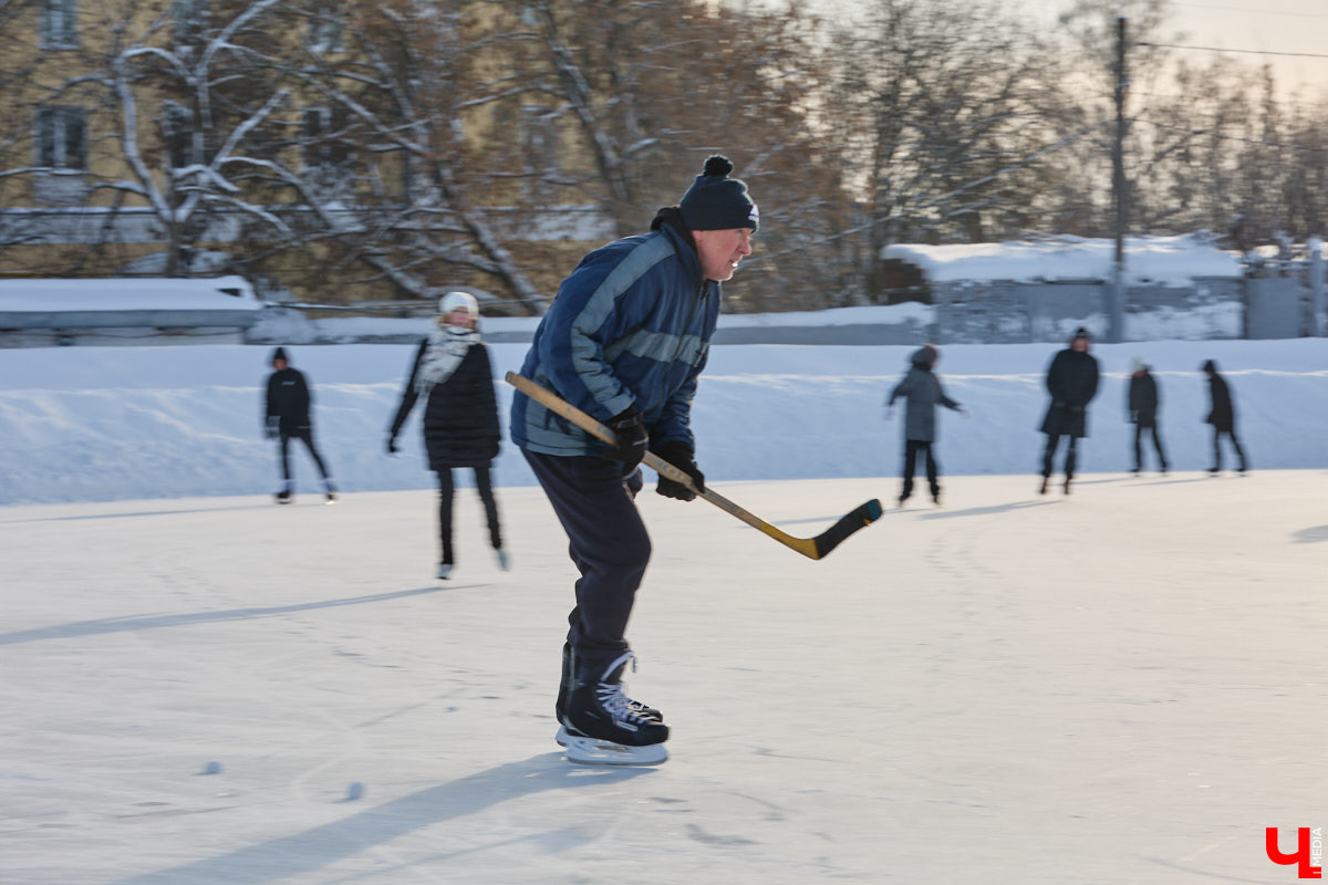 Хотите получить заряд энергии и   хорошего настроения   — отправляйтесь на   каток! Благо в   городе их   немало. Определить лучший   — задачка со   звездочкой, а   вот проверить главные из   них: в   Центральном парке, на   Пушкинском бульваре и   стадионе «Лыбедь»   — нам вполне под силу. Поехали!