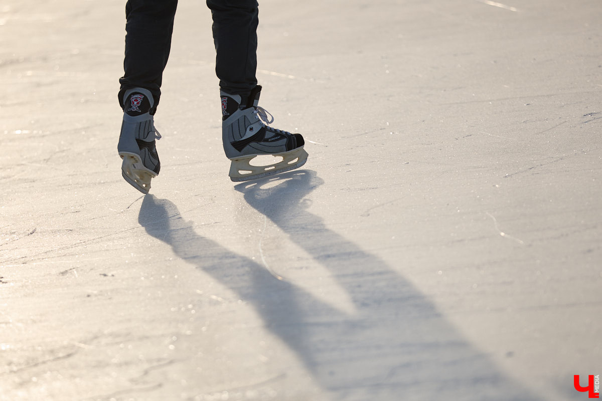 Хотите получить заряд энергии и   хорошего настроения   — отправляйтесь на   каток! Благо в   городе их   немало. Определить лучший   — задачка со   звездочкой, а   вот проверить главные из   них: в   Центральном парке, на   Пушкинском бульваре и   стадионе «Лыбедь»   — нам вполне под силу. Поехали!