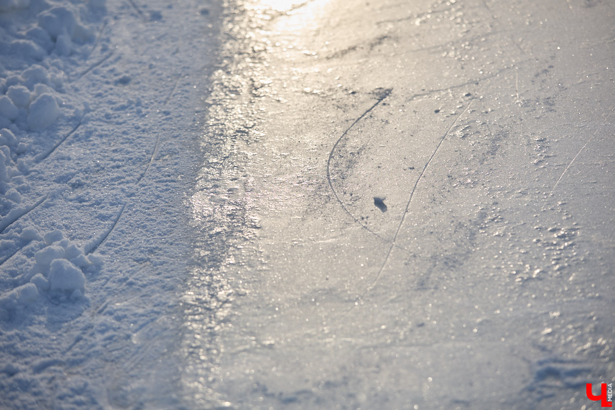 Хотите получить заряд энергии и   хорошего настроения   — отправляйтесь на   каток! Благо в   городе их   немало. Определить лучший   — задачка со   звездочкой, а   вот проверить главные из   них: в   Центральном парке, на   Пушкинском бульваре и   стадионе «Лыбедь»   — нам вполне под силу. Поехали!