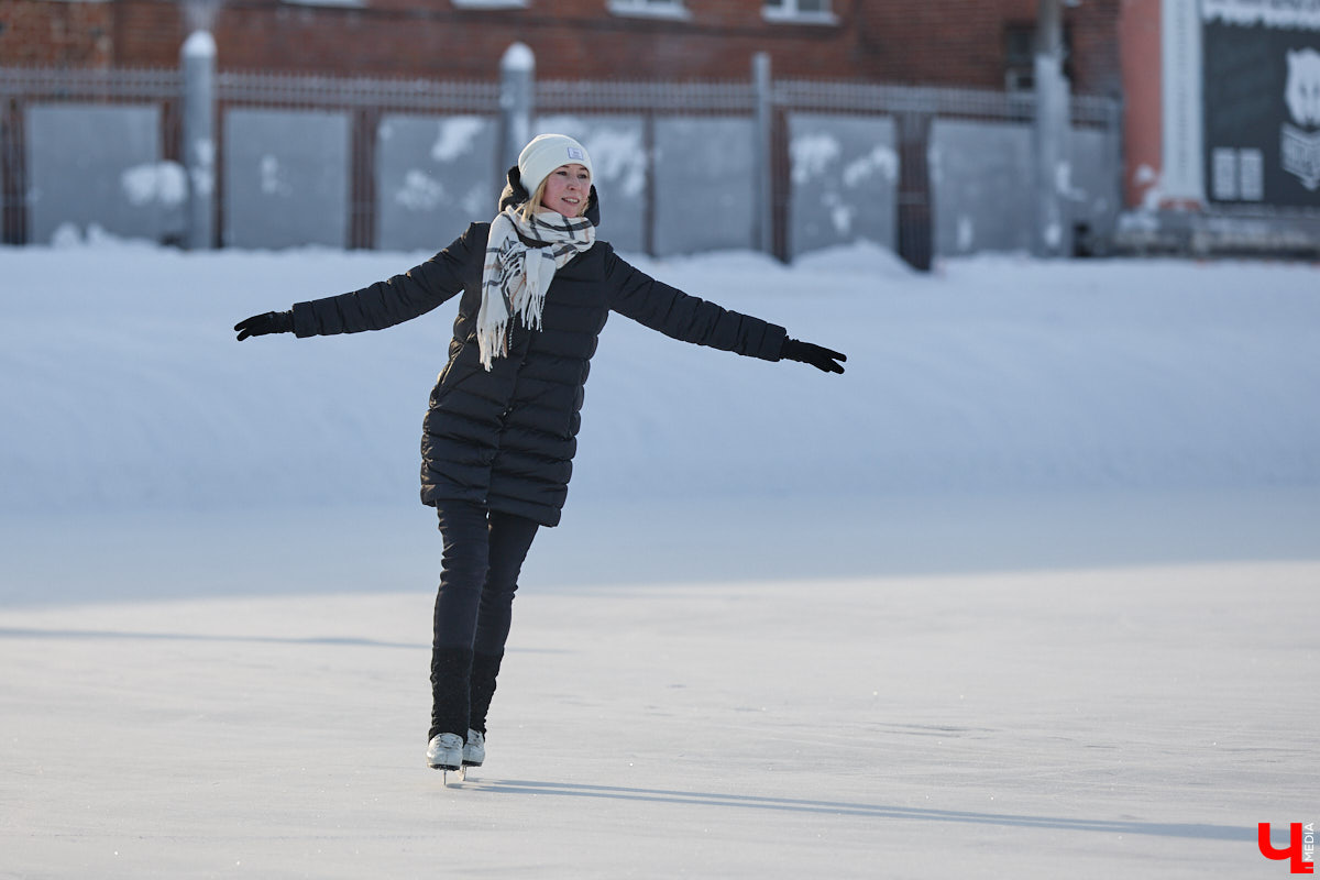 Хотите получить заряд энергии и   хорошего настроения   — отправляйтесь на   каток! Благо в   городе их   немало. Определить лучший   — задачка со   звездочкой, а   вот проверить главные из   них: в   Центральном парке, на   Пушкинском бульваре и   стадионе «Лыбедь»   — нам вполне под силу. Поехали!