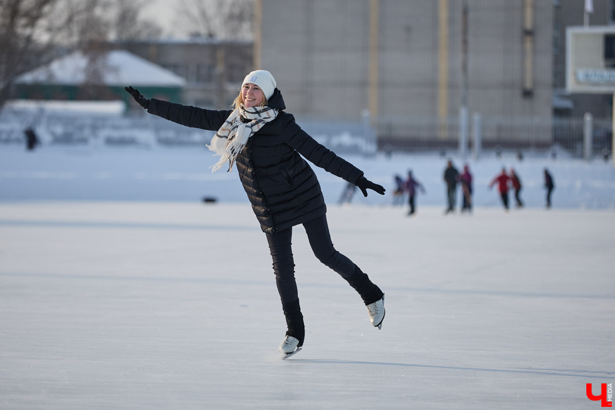 Хотите получить заряд энергии и   хорошего настроения   — отправляйтесь на   каток! Благо в   городе их   немало. Определить лучший   — задачка со   звездочкой, а   вот проверить главные из   них: в   Центральном парке, на   Пушкинском бульваре и   стадионе «Лыбедь»   — нам вполне под силу. Поехали!