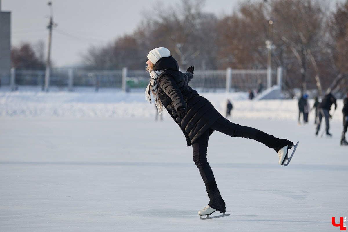 Хотите получить заряд энергии и   хорошего настроения   — отправляйтесь на   каток! Благо в   городе их   немало. Определить лучший   — задачка со   звездочкой, а   вот проверить главные из   них: в   Центральном парке, на   Пушкинском бульваре и   стадионе «Лыбедь»   — нам вполне под силу. Поехали!