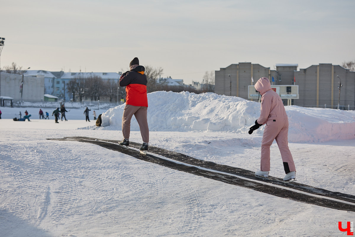 Хотите получить заряд энергии и   хорошего настроения   — отправляйтесь на   каток! Благо в   городе их   немало. Определить лучший   — задачка со   звездочкой, а   вот проверить главные из   них: в   Центральном парке, на   Пушкинском бульваре и   стадионе «Лыбедь»   — нам вполне под силу. Поехали!