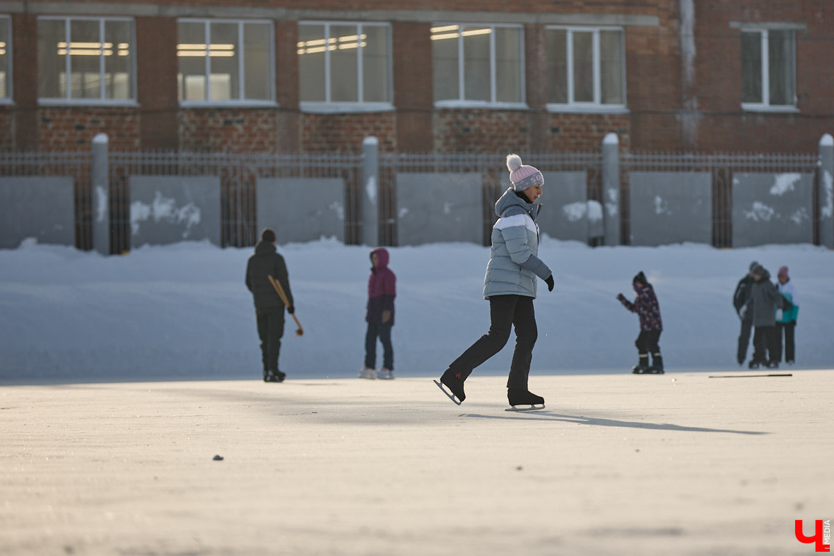 Хотите получить заряд энергии и   хорошего настроения   — отправляйтесь на   каток! Благо в   городе их   немало. Определить лучший   — задачка со   звездочкой, а   вот проверить главные из   них: в   Центральном парке, на   Пушкинском бульваре и   стадионе «Лыбедь»   — нам вполне под силу. Поехали!