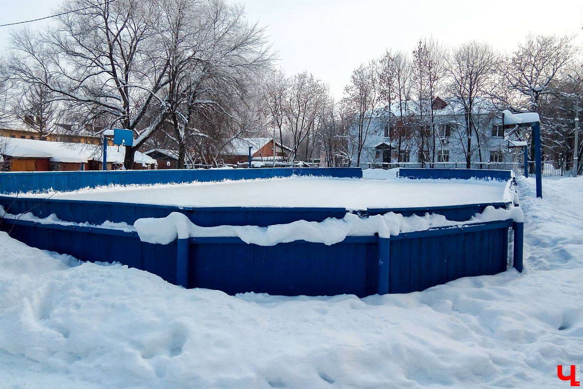 Хотите получить заряд энергии и   хорошего настроения   — отправляйтесь на   каток! Благо в   городе их   немало. Определить лучший   — задачка со   звездочкой, а   вот проверить главные из   них: в   Центральном парке, на   Пушкинском бульваре и   стадионе «Лыбедь»   — нам вполне под силу. Поехали!