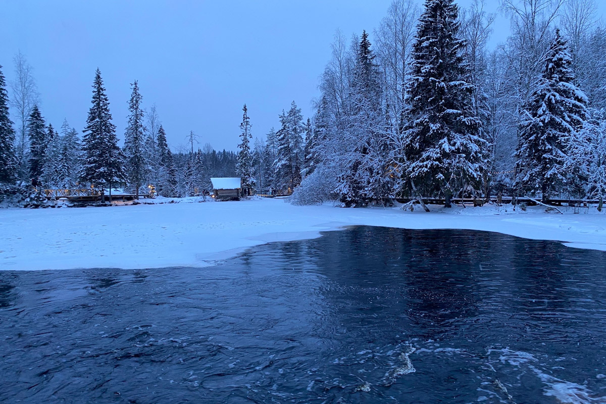 Заснеженный лес, бурлящие водопады цвета колы, калитки с ягодами, живописный мраморный каньон горного парка «Рускеала», белая Ладога и студеная Онега. Все эти чудеса щедро дарит сказочная Карелия, куда из Владимира вполне можно сгонять на пару дней.