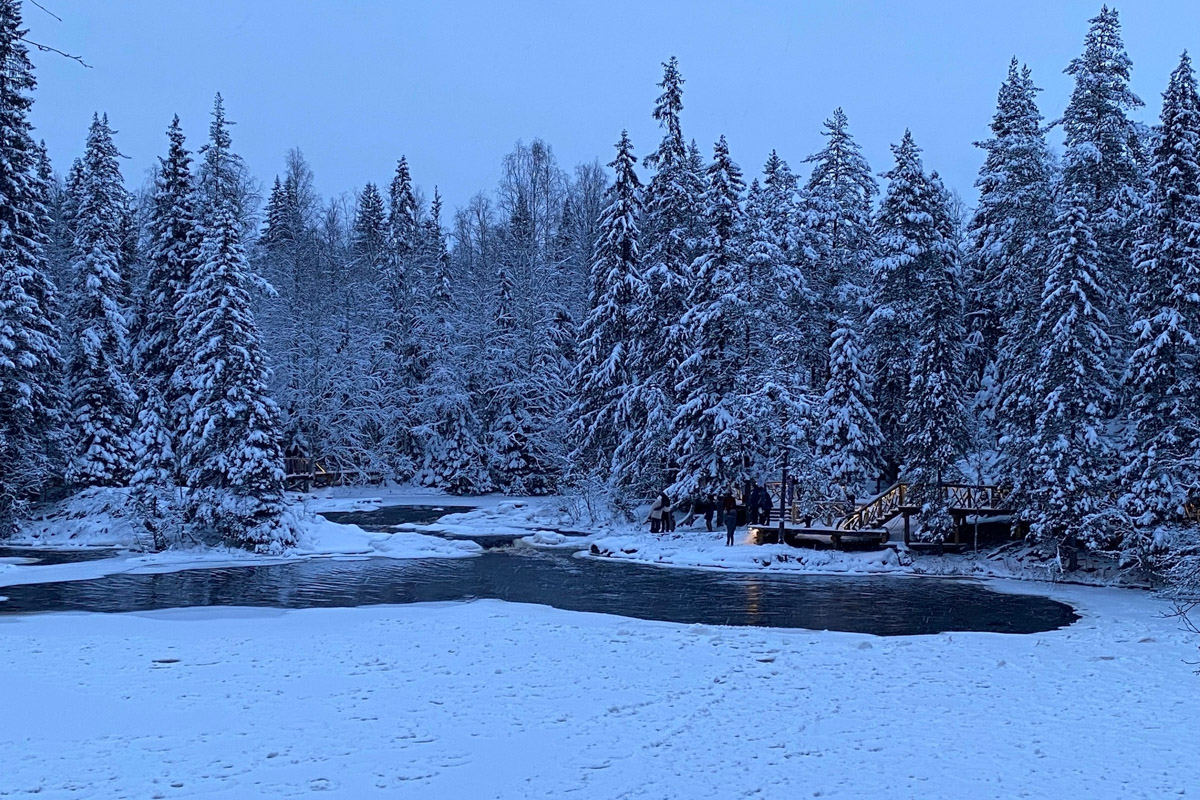 Заснеженный лес, бурлящие водопады цвета колы, калитки с ягодами, живописный мраморный каньон горного парка «Рускеала», белая Ладога и студеная Онега. Все эти чудеса щедро дарит сказочная Карелия, куда из Владимира вполне можно сгонять на пару дней.