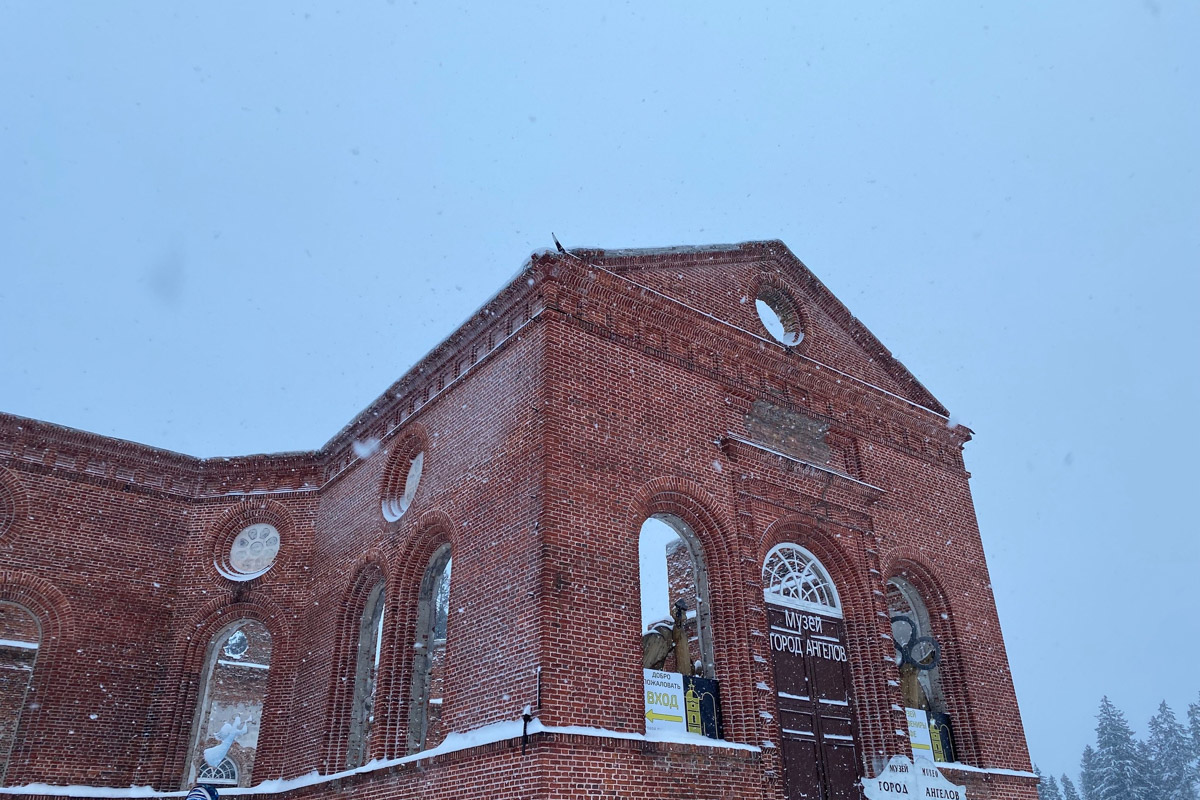 Заснеженный лес, бурлящие водопады цвета колы, калитки с ягодами, живописный мраморный каньон горного парка «Рускеала», белая Ладога и студеная Онега. Все эти чудеса щедро дарит сказочная Карелия, куда из Владимира вполне можно сгонять на пару дней.